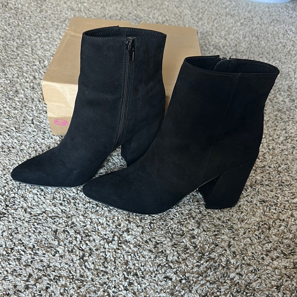 Sleek Black Ankle Boots with Chunky Heel